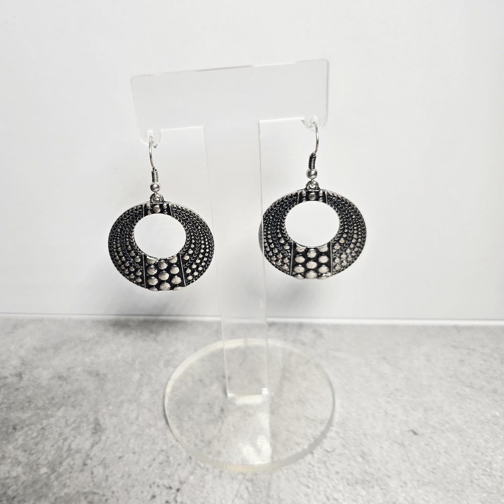 VINTAGE Black and Silver Dangle Earrings - Picture 2 of 3